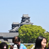 2052年度の復旧完了を目指す熊本城＝熊本市で2026年4月11日午前11時26分、日向米華撮影