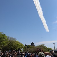 熊本城上空で白煙をたなびかせたブルーインパルス＝熊本市で2026年4月11日午前11時17分、神崎真一撮影