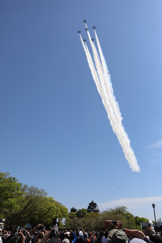 熊本城上空で白煙をたなびかせたブルーインパルス＝熊本市で2026年4月11日午前11時17分、神崎真一撮影