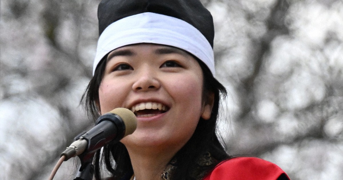 満開の桜の下で華やか戦国絵巻 山形・天童で「人間将棋」始まる [写真