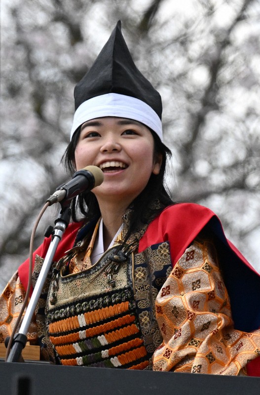 満開の桜の下で華やか戦国絵巻 山形・天童で「人間将棋」始まる [写真