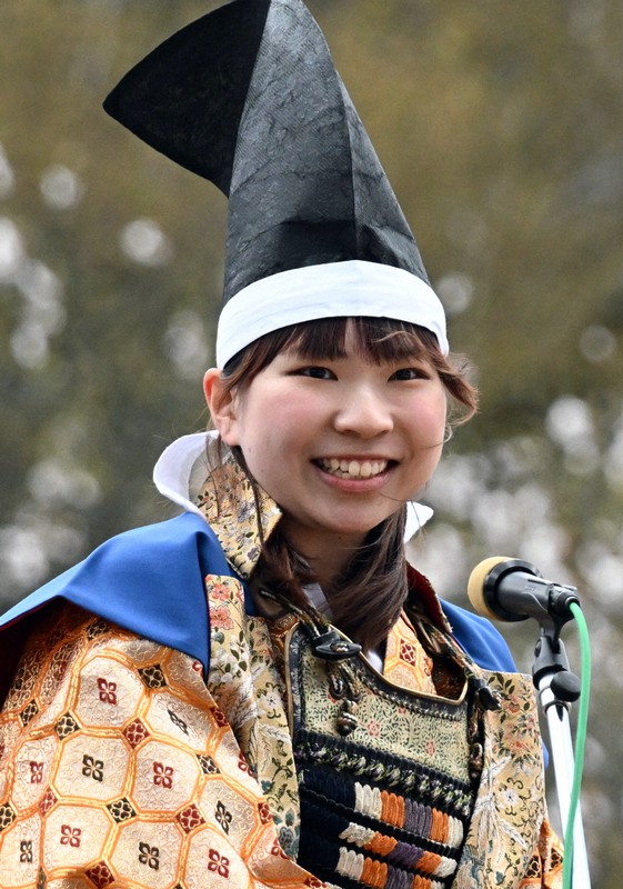 満開の桜の下で華やか戦国絵巻 山形・天童で「人間将棋」始まる [写真