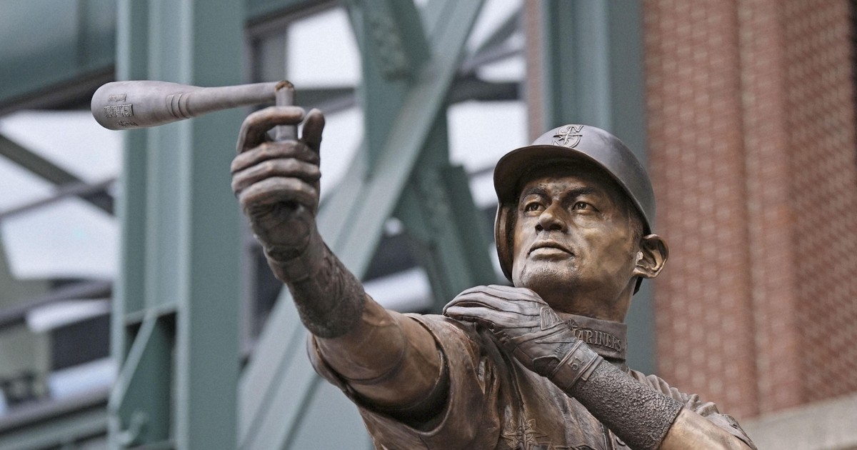 Baseball: Ichiro Suzuki statue unveiled, but bat snaps during ceremony