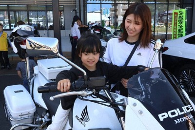 白バイ試乗を楽しむ親子＝桜井市役所で2026年4月11日、望月靖祥撮影