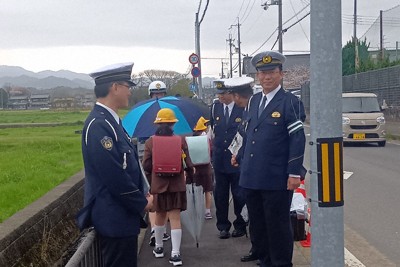 小学生の下校を見守る宮西健至・県警本部長（右端）ら警察官＝橿原市縄手町で2026年4月7日午前11時2分、喜多瑞輝撮影