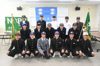 対戦相手が決まり、引き締まった表情で意気込みを新たにする16チームの主将ら＝橿原市小房町の市中央公民館で2026年4月11日午後3時17分、喜多瑞輝撮影