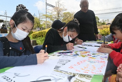 コースターに金魚の絵を描く子どもたち＝大和郡山市北郡山町のDMG　MORI　やまと郡山城ホールで2026年4月11日午前10時24分、田辺泰裕撮影