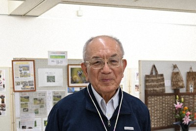 温泉展会場に立つ清田公典さん＝愛媛県松前町で