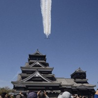 熊本城上空で展示飛行するブルーインパルス＝熊本市で2026年4月11日午前11時13分、久野洋撮影