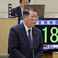 佐賀県吉野ケ里町議会で町長選への出馬を表明する伊東健吾町長＝2025年12月2日午前（共同）