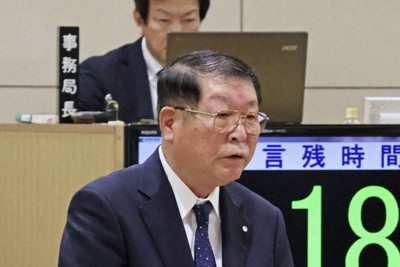 佐賀県吉野ケ里町議会で町長選への出馬を表明する伊東健吾町長＝2025年12月2日午前（共同）
