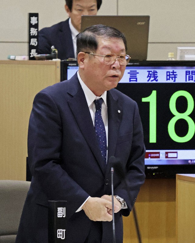 佐賀県吉野ケ里町議会で町長選への出馬を表明する伊東健吾町長＝2025年12月2日午前（共同）