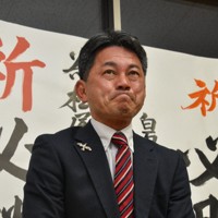 落選が決まり、目を潤ませながら支援者に一礼する松尾佳昭氏＝佐賀県有田町で2026年4月12日午後9時38分、成松秋穂撮影