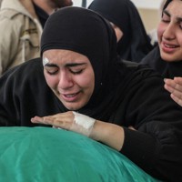 イスラエル軍の攻撃で死亡した親戚の遺体を前に嘆き悲しむ人＝レバノンで2026年4月10日、ロイター