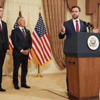 協議を終えて記者会見するバンス米副大統領（右端）＝イスラマバードで2026年4月12日、AP
