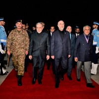 米国との交渉のため、パキスタンに到着したイランの代表団＝首都イスラマバードで2026年4月10日（パキスタン外務省提供・ロイター）