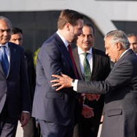 米国とイランの協議終了後、握手を交わすバンス米副大統領（手前左）とパキスタンのダール副首相兼外相＝パキスタンの首都イスラマバードで2026年4月12日、ロイター