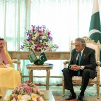 会談に臨むサウジアラビアのファイサル外相（左）とパキスタンのダール副首相兼外相＝イスラマバードで2026年3月29日、国営サウジ通信・ロイター