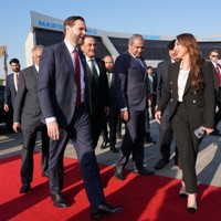 イランとの交渉を終えた後、帰国の途につくバンス米副大統領（手前左）＝イスラマバードで2026年4月12日、ロイター