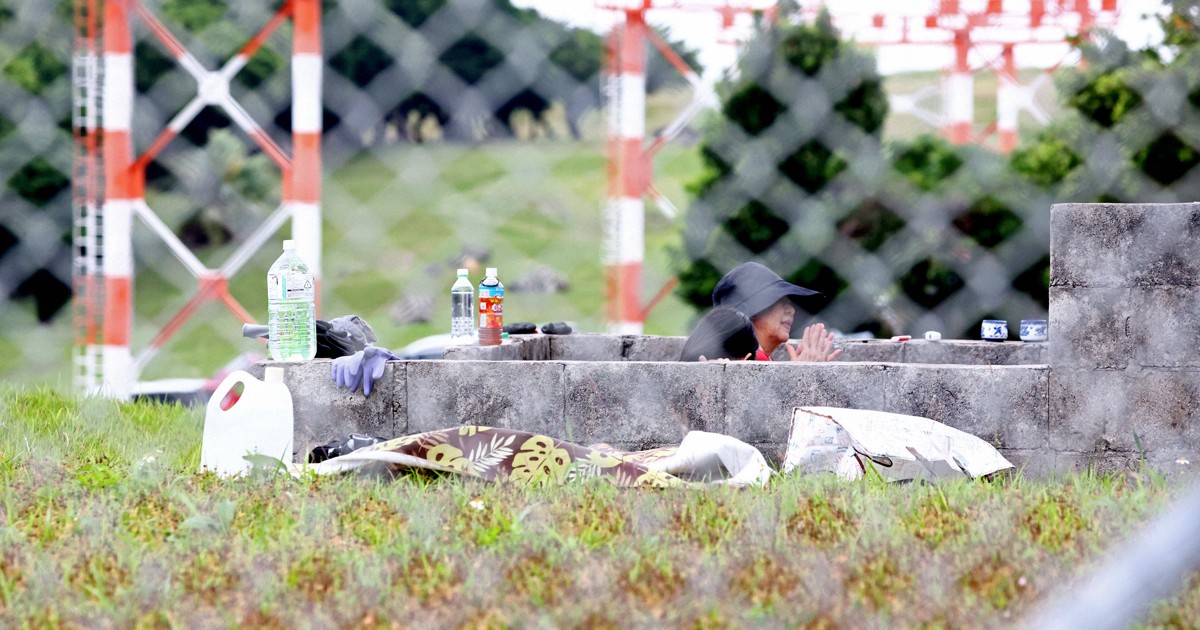 「基地のある生活、いつまで」　普天間飛行場内で親族らが墓参り