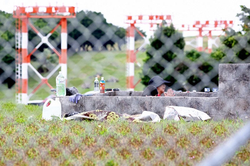 「基地のある生活、いつまで」　普天間飛行場内で親族らが墓参り