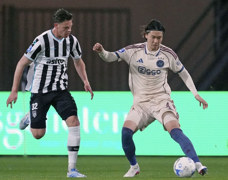アヤックス板倉が復帰 冨安は一発退場 サッカーオランダ1部 | 毎日新聞