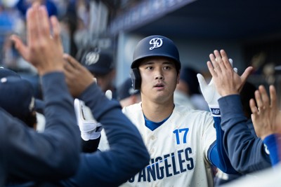 【第4号】レンジャーズ戦の一回、今季初となる先頭打者本塁打を放ち、ベンチの選手たちと喜びを分かち合う大谷翔平＝2026年4月11日、AP