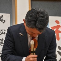 落選が決まり、支援者に頭を下げる松尾佳昭氏＝佐賀県有田町で2026年4月12日午後9時38分、成松秋穂撮影