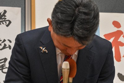 落選が決まり、支援者に頭を下げる松尾佳昭氏＝佐賀県有田町で2026年4月12日午後9時38分、成松秋穂撮影