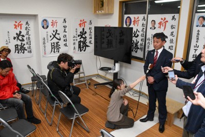 落選が決まり、支援者の前で報道陣の取材に答える松尾佳昭氏＝佐賀県有田町で2026年4月12日午後9時47分、成松秋穂撮影