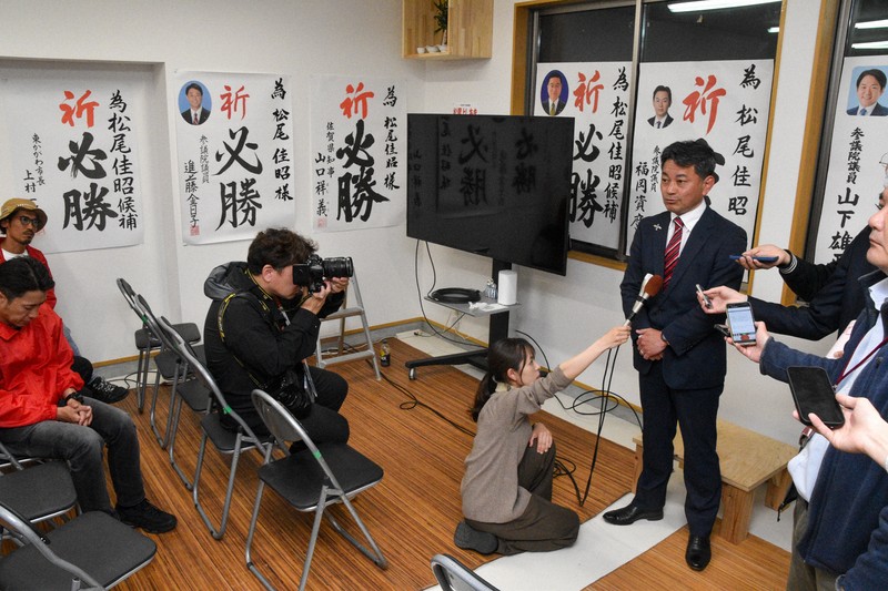 落選が決まり、支援者の前で報道陣の取材に答える松尾佳昭氏＝佐賀県有田町で2026年4月12日午後9時47分、成松秋穂撮影