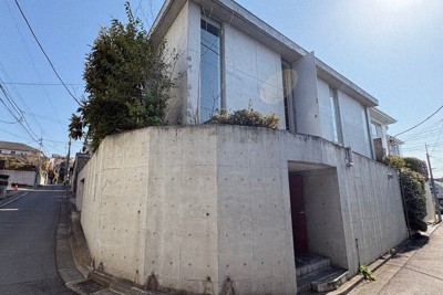 篠原一男設計の「上原曲り道の住宅」。コンクリート打ち放しの外観は力強い