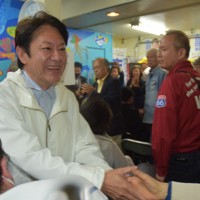 当選を決め、支持者と握手を交わす吉田健一氏（中央）＝東京都練馬区で2026年4月12日午後11時22分、岡正勝撮影