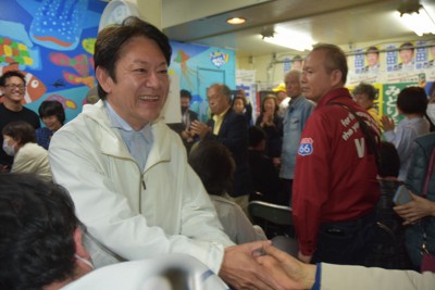 当選を決め、支持者と握手を交わす吉田健一氏（中央）＝東京都練馬区で2026年4月12日午後11時22分、岡正勝撮影