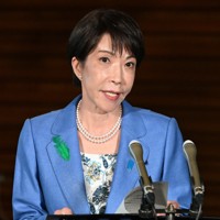 ベトナム共産党書記長兼国家主席やパキスタン首相などと行った電話会談について報道陣の取材に応じる高市早苗首相＝首相官邸で2026年4月13日午後5時24分、平田明浩撮影