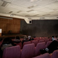 真夜中にサイレンが鳴り、シェルターに避難する人たち＝エルサレムで2026年4月6日午前3時38分、松岡大地撮影