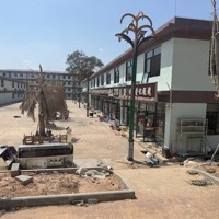 詐欺拠点に建ち並ぶ飲食店＝タイ東北部スリン県近郊のカンボジアとの国境地帯で2026年4月7日、毎日新聞助手ジェッタナット・ピリヤプラディスグン撮影