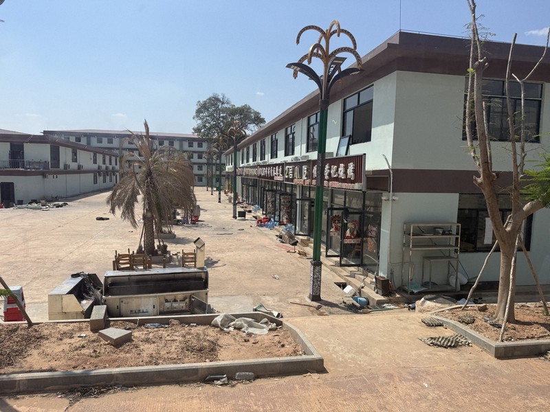 詐欺拠点に建ち並ぶ飲食店＝タイ東北部スリン県近郊のカンボジアとの国境地帯で2026年4月7日、毎日新聞助手ジェッタナット・ピリヤプラディスグン撮影