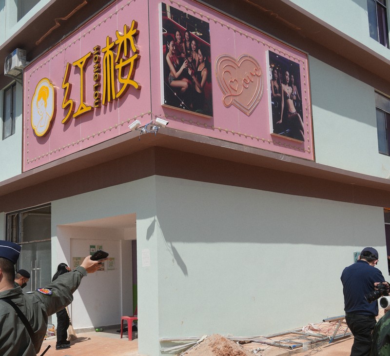 女性が接待する飲食店の看板＝タイ東北部スリン県近郊のカンボジアとの国境地帯で2026年4月7日、国本愛撮影