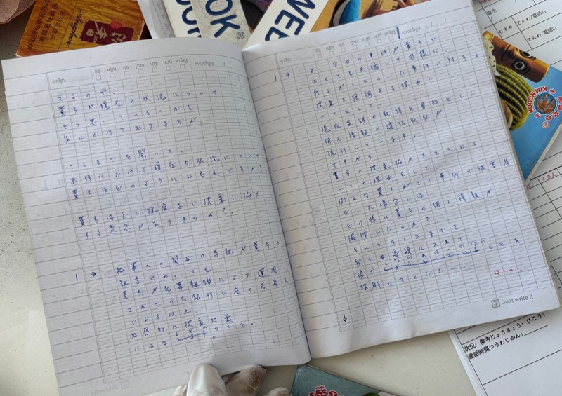 手書きの日本語で書かれた詐欺の台本＝タイ東北部スリン県近郊のカンボジアとの国境地帯で2026年4月7日、国本愛撮影