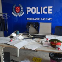 詐欺拠点で発見されたシンガポールの警察署を模したセット＝タイ東北部スリン県近郊のカンボジアとの国境地帯で2026年4月7日、国本愛撮影