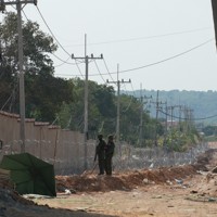 タイ軍が厳重な監視を続ける特殊詐欺の拠点＝タイ東北部スリン県近郊のカンボジアとの国境地帯で2026年4月7日、国本愛撮影