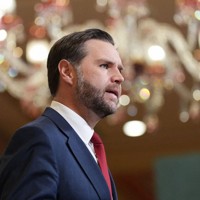 イランとの交渉終了後、記者会見に臨むバンス米副大統領＝イスラマバードで2026年4月12日、ロイター