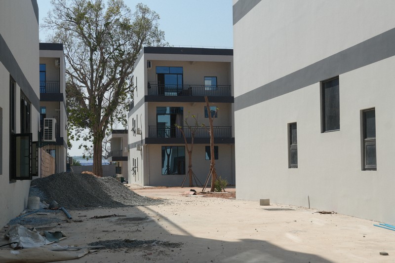 特殊詐欺の拠点に建ち並ぶ真新しい建物＝タイ東北部スリン県近郊のカンボジアとの国境地帯で2026年4月7日、国本愛撮影