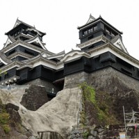 観測史上初めて最大震度7を2度記録した熊本地震は発生から14日で10年。大きな被害を受けた熊本城は、シンボルの天守閣が2021年3月に復旧した。修復途中の石垣はモルタルで覆われている＝熊本市で2026年4月13日午後1時54分、金澤稔撮影