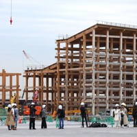 報道陣に公開された大阪・関西万博会場跡地の解体現場＝大阪市此花区で2026年4月13日午後3時56分、渡部直樹撮影