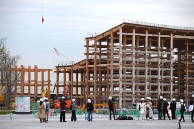 報道陣に公開された大阪・関西万博会場跡地の解体現場＝大阪市此花区で2026年4月13日午後3時56分、渡部直樹撮影