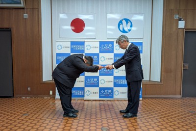経済産業省の申し入れ書を受け取る東京都小笠原村の渋谷正昭村長（右）＝2026年3月3日撮影（同省提供）