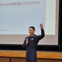母校で講演する松永さん＝熊本市中央区の県立済々黌高校で2026年4月13日午前10時49分、野呂賢治撮影