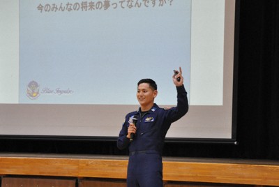 母校で講演する松永さん＝熊本市中央区の県立済々黌高校で2026年4月13日午前10時49分、野呂賢治撮影
